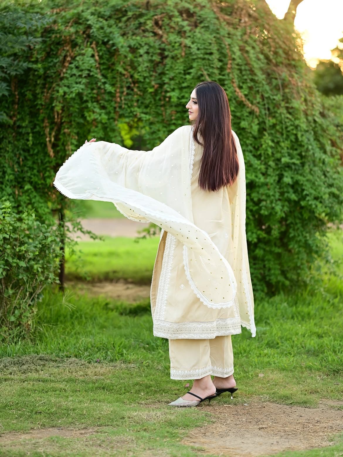 Ivory Pearl, lookbook frame 2