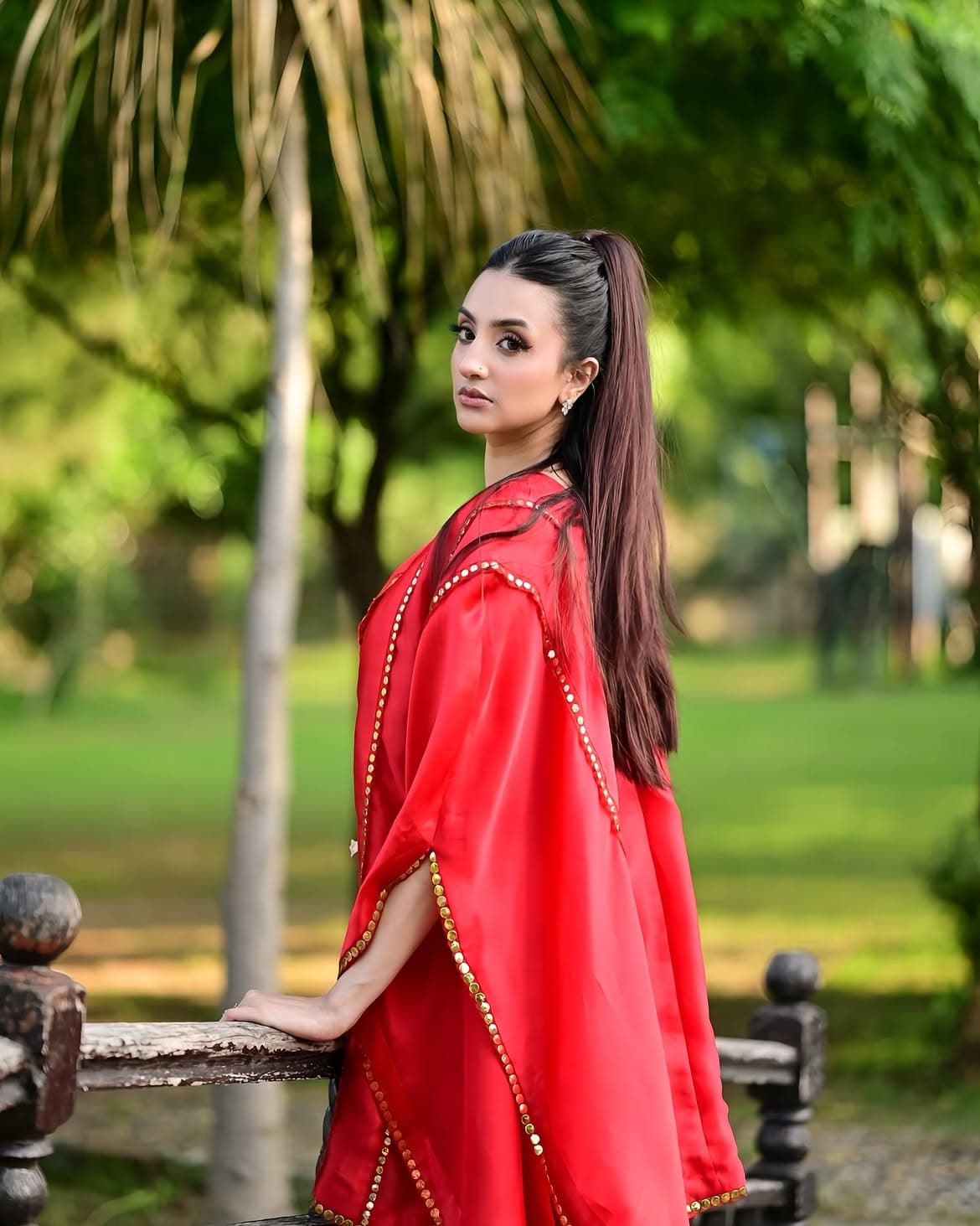 Red Ambar, lookbook frame 5