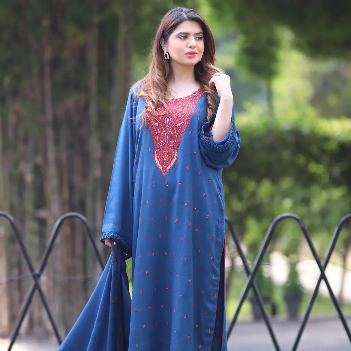 Royal Sapphire, lookbook frame 4